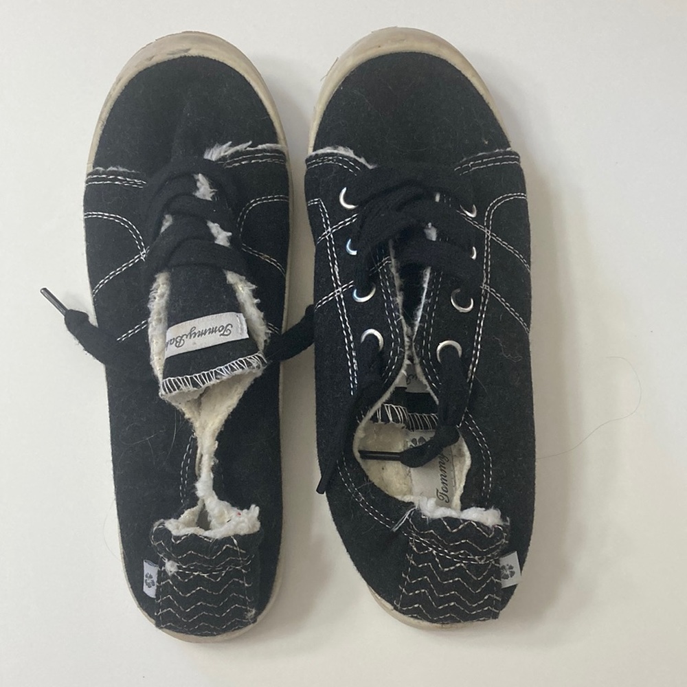 Black sneakers size womans 7